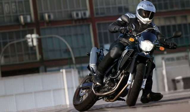 Bikes Yamaha XT660X en virage