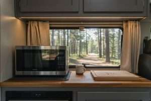 Micro-onde camping-car : 12V ou 220V, lequel choisir ?